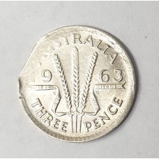 AUSTRALIA 1963 . THREEPENCE . RARE ERROR . CLIPPED FLAN OR BITTEN EDGE